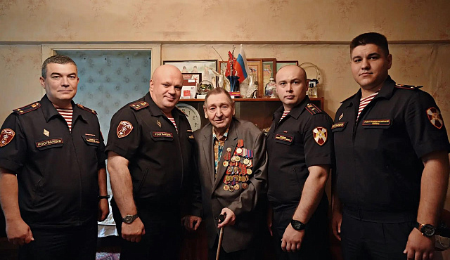 В Москве сотрудники Росгвардии поздравили ветерана с 96-летием