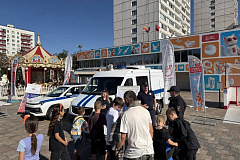 Служба, которой гордятся: полицейские ТиНАО открыли двери в профессию на фестивале «Лето в Москве» 