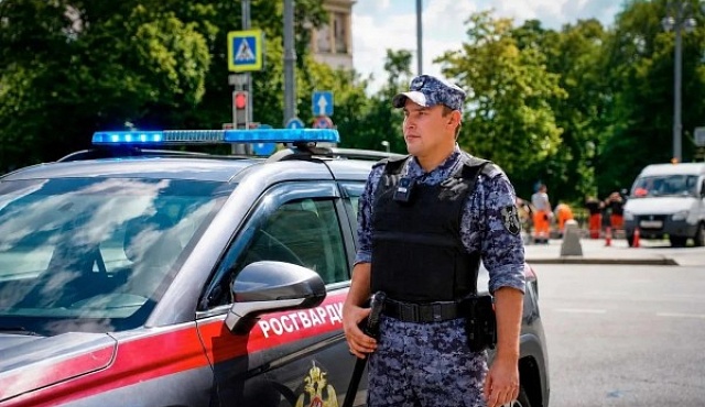 Столичные росгвардейцы вернули матери ребёнка, потерявшегося в парке 