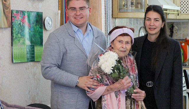 В Вороново поздравили труженика тыла с 96-летием