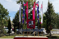 Специалисты приступили к украшению района ко Дню города Москвы