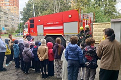 Увлекательная экскурсия в пожарно-спасательный отряд организована для детей 