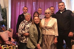 Руководство УВД по ТиНАО и председатель Совета ветеранов поздравили с юбилеем майора милиции в отставке Ольгу Рыбакову
