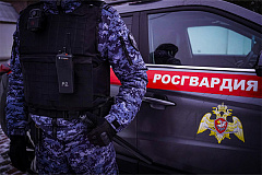 Московские росгвардейцы задержали мужчину, ударившего сотрудницу магазина бутылкой