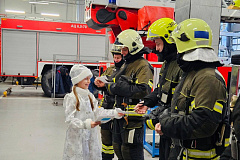 Ученики школы №2073 поздравили врачей и пожарных с Новым годом