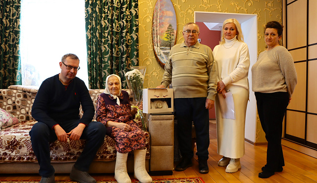 Жительницу района Вороново поздравили с 95-летием